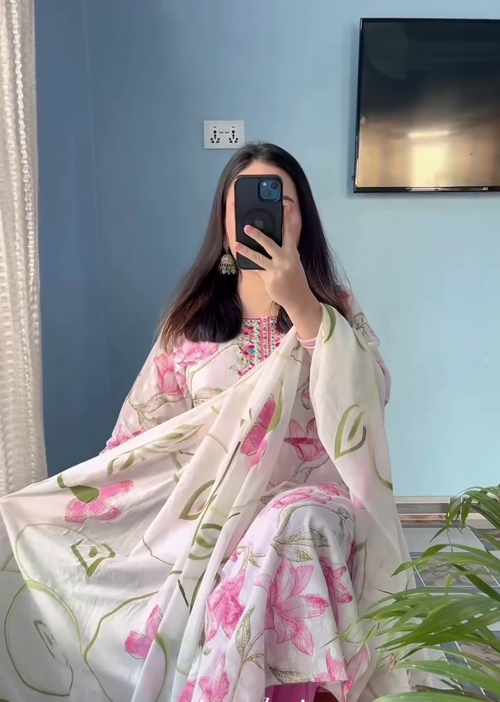 🌸✨ Blush Bloom Floral Embroidered Kurta with Elegant Dupatta Set 💖🌿