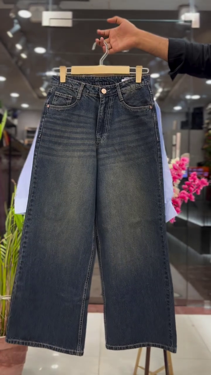 Minimal Chic Script Shirt with Inner Top & Wide-Leg Denim Culotte Set – Effortless Everyday Elegance 🤍👖✨