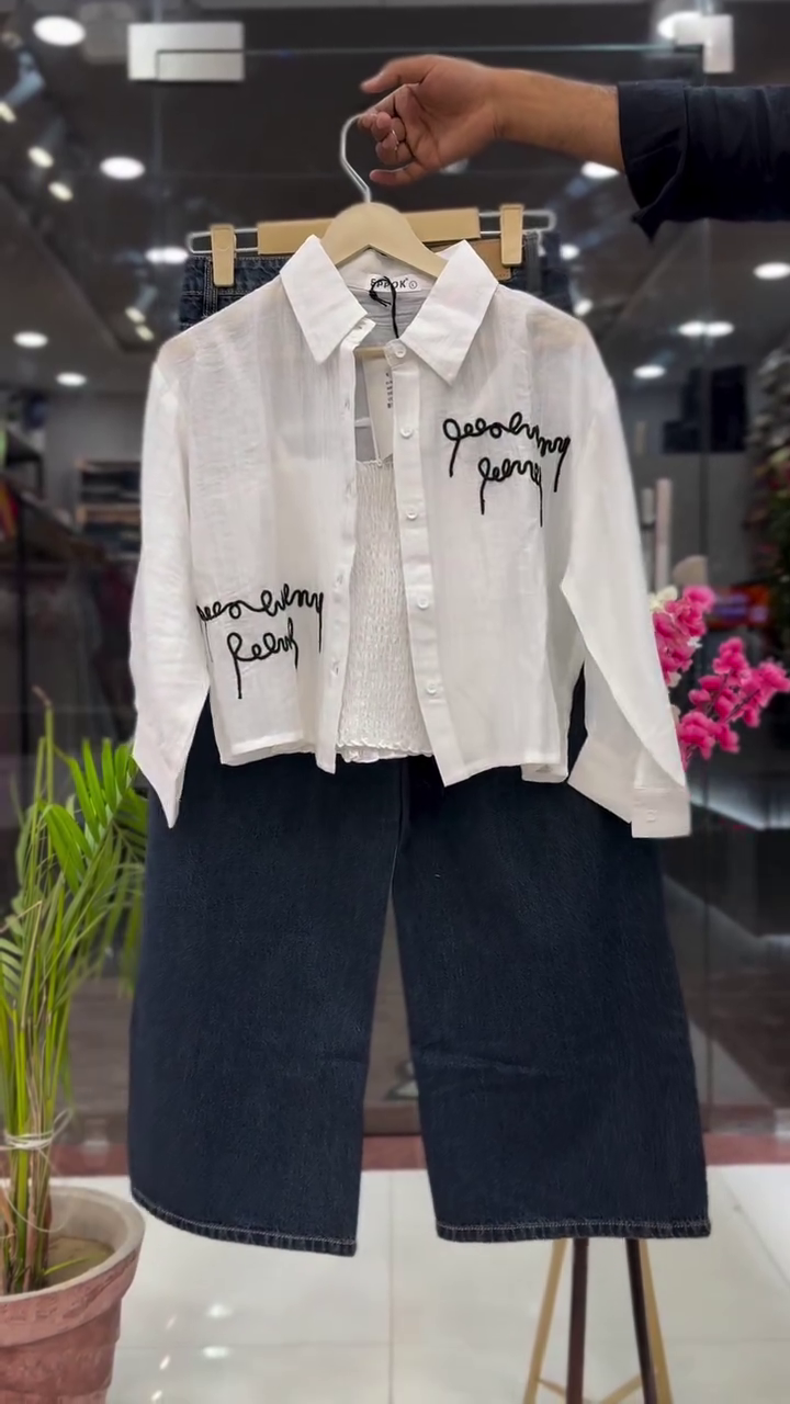 Minimal Chic Script Shirt with Inner Top & Wide-Leg Denim Culotte Set – Effortless Everyday Elegance 🤍👖✨