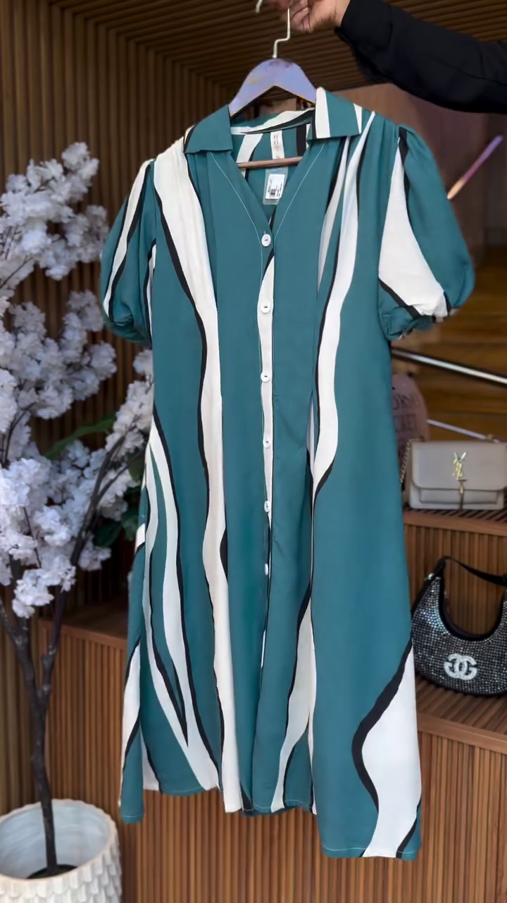 💚 Elegant Olive Wave Print Button-Down Dress – Effortless Chic Everyday Style 🌿✨