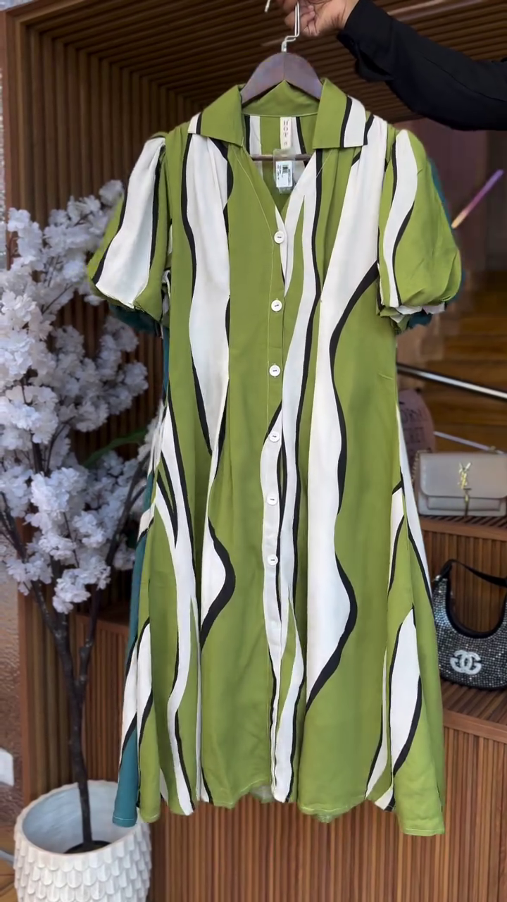 💚 Elegant Olive Wave Print Button-Down Dress – Effortless Chic Everyday Style 🌿✨