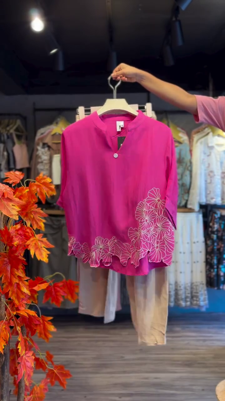 🌺 Vibrant Fuchsia Floral Edge Top with Beige Pants – Chic Everyday Comfort Set 💖✨