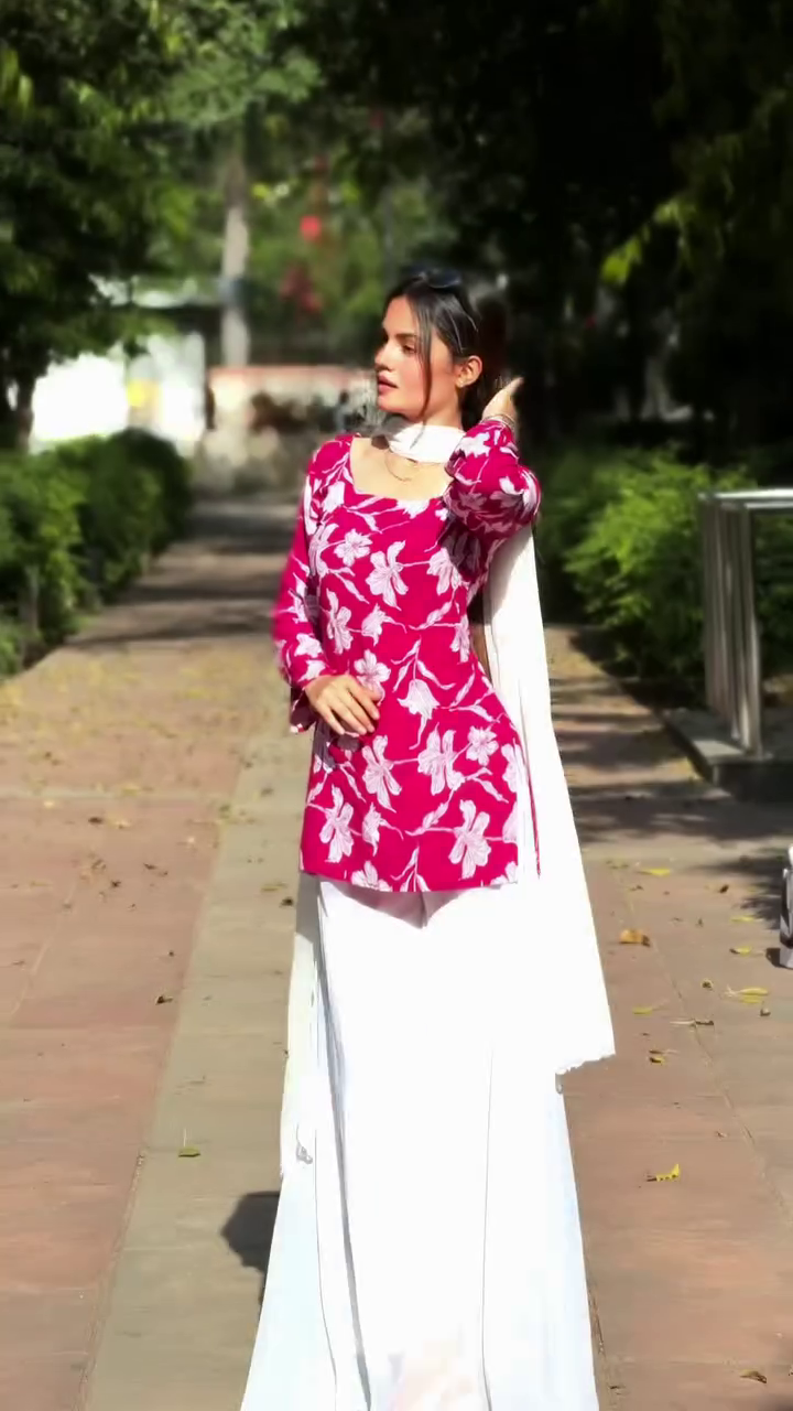 🌺 Bold Pink Floral Kurti with Flowing White Palazzo & Dupatta – Elegant Daytime Ethnic Look 💖🤍✨