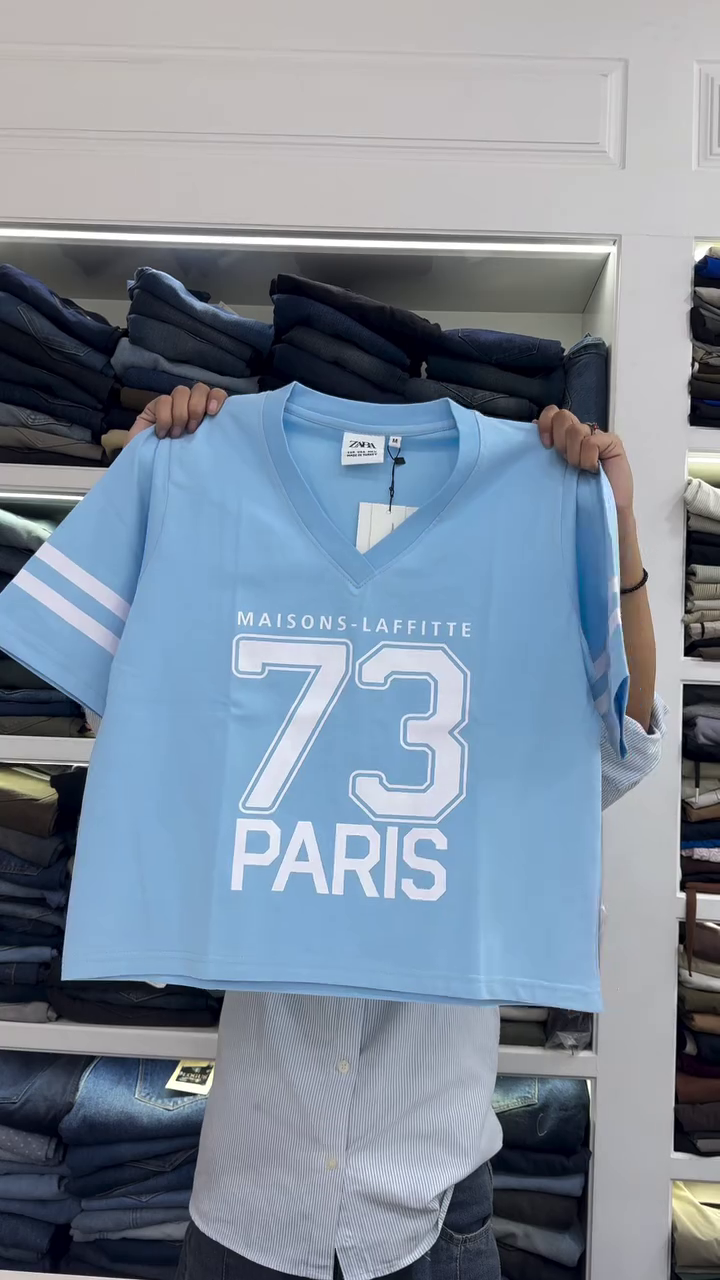 💙 Paris 73 V-Neck Sporty Chic Tee – Casual Street Style Essential ✨👕