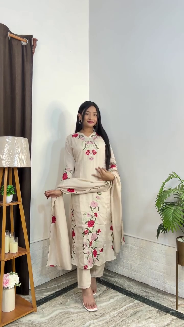🌸 Luxury Floral Embroidered Three-Piece Traditional Ethnic Suit Set with Matching Dupatta & Straight Pants 🌸