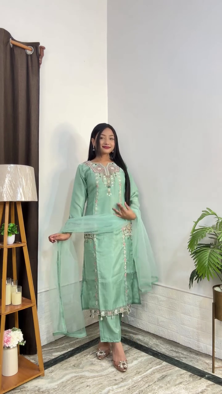 🌸 Luxury Floral Embroidered Three-Piece Traditional Ethnic Suit Set with Matching Dupatta & Straight Pants 🌸