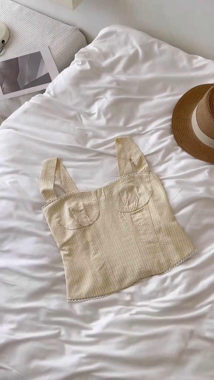 🤍🎀 Elegant Ribbed Textured Sleeveless Fitted Crop Top for Women 🎀🤍