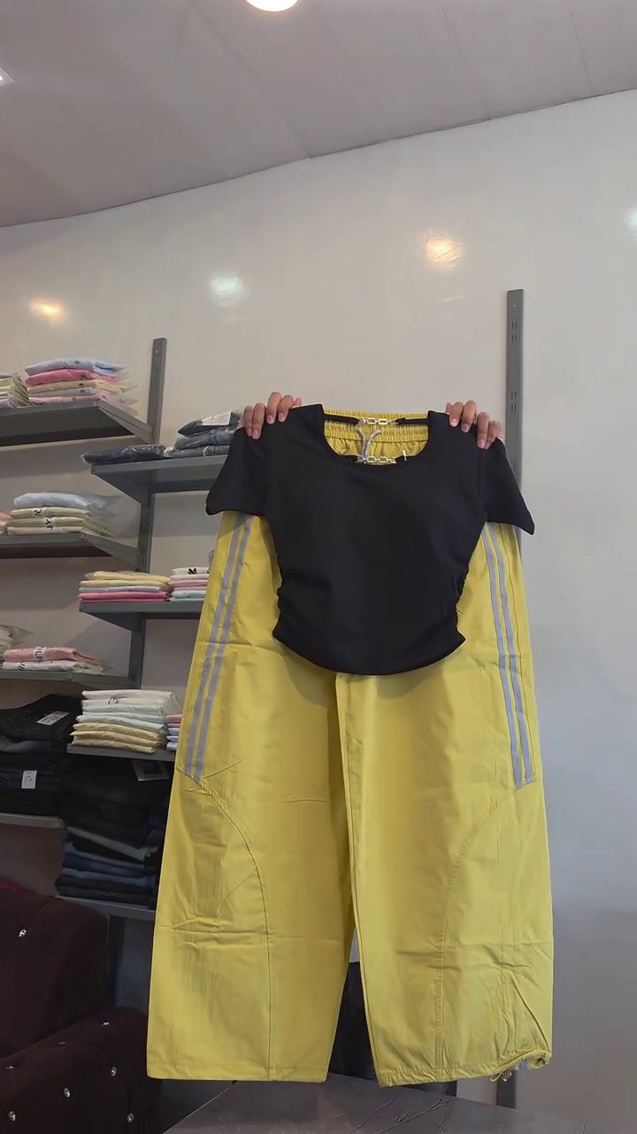 💛 Trendy Two-Piece Crop Top & Wide Leg Cargo Palazzo Co-Ord Set for Women – Stylish Streetwear Outfit with Relaxed Fit and Modern Fashion Appeal 💛
