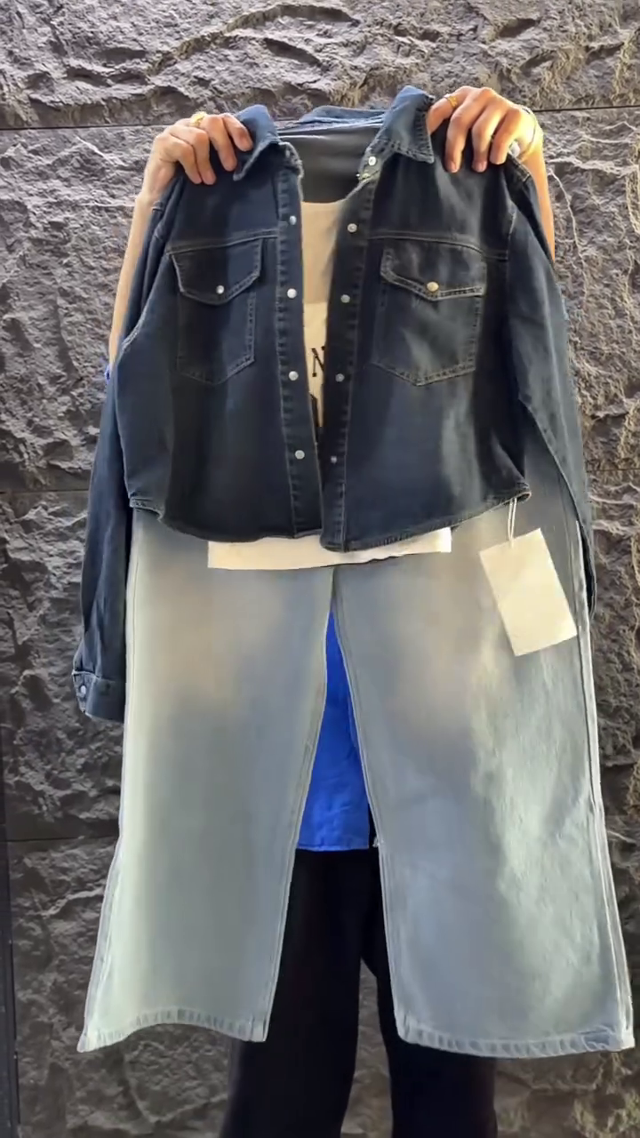 💙 Premium Denim Jacket with Oversized Wide-Leg Jeans & Classic Inner Top Three-Piece Casual Outfit for Women