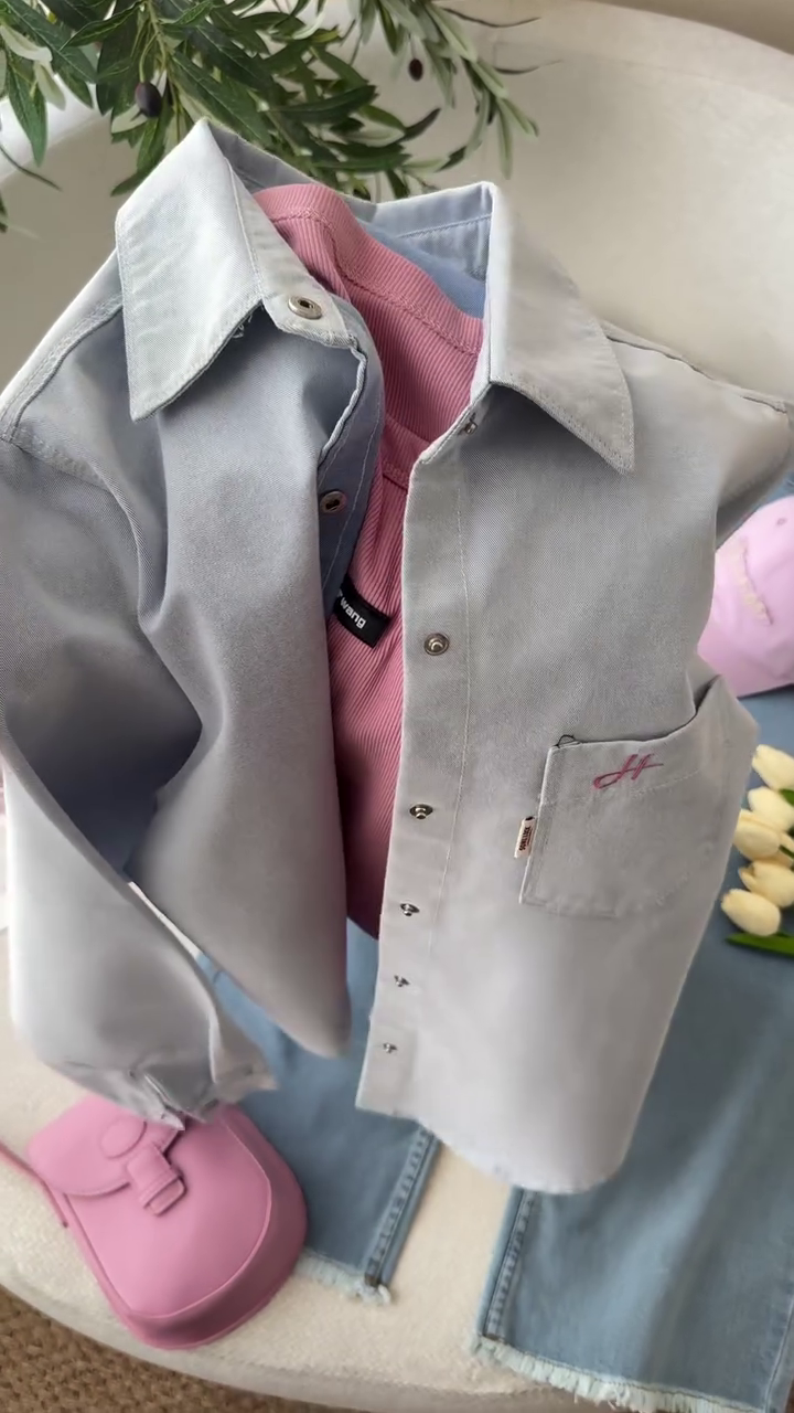 💙Pastel Blue Oversized Shirt with Wide-Leg Denim Jeans & Pink Accessories Korean Casual Street Style Outfit 💕👖