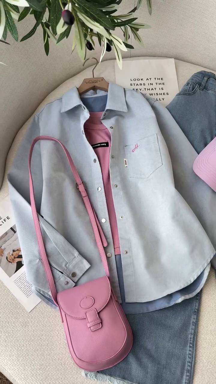 💙Pastel Blue Oversized Shirt with Wide-Leg Denim Jeans & Pink Accessories Korean Casual Street Style Outfit 💕👖