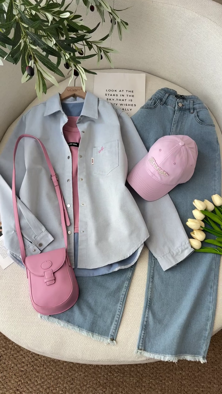 💙Pastel Blue Oversized Shirt with Wide-Leg Denim Jeans & Pink Accessories Korean Casual Street Style Outfit 💕👖