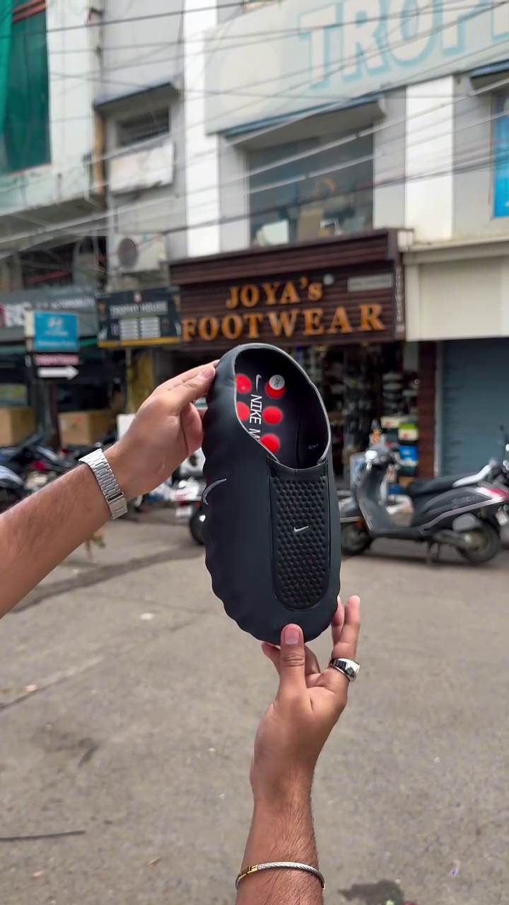 Premium Black Cushioned Comfort Slides with Textured Footbed, Soft Slip-On Design, Stylish Embossed Detail & Everyday Casual Comfort for Men & Women 🖤👣