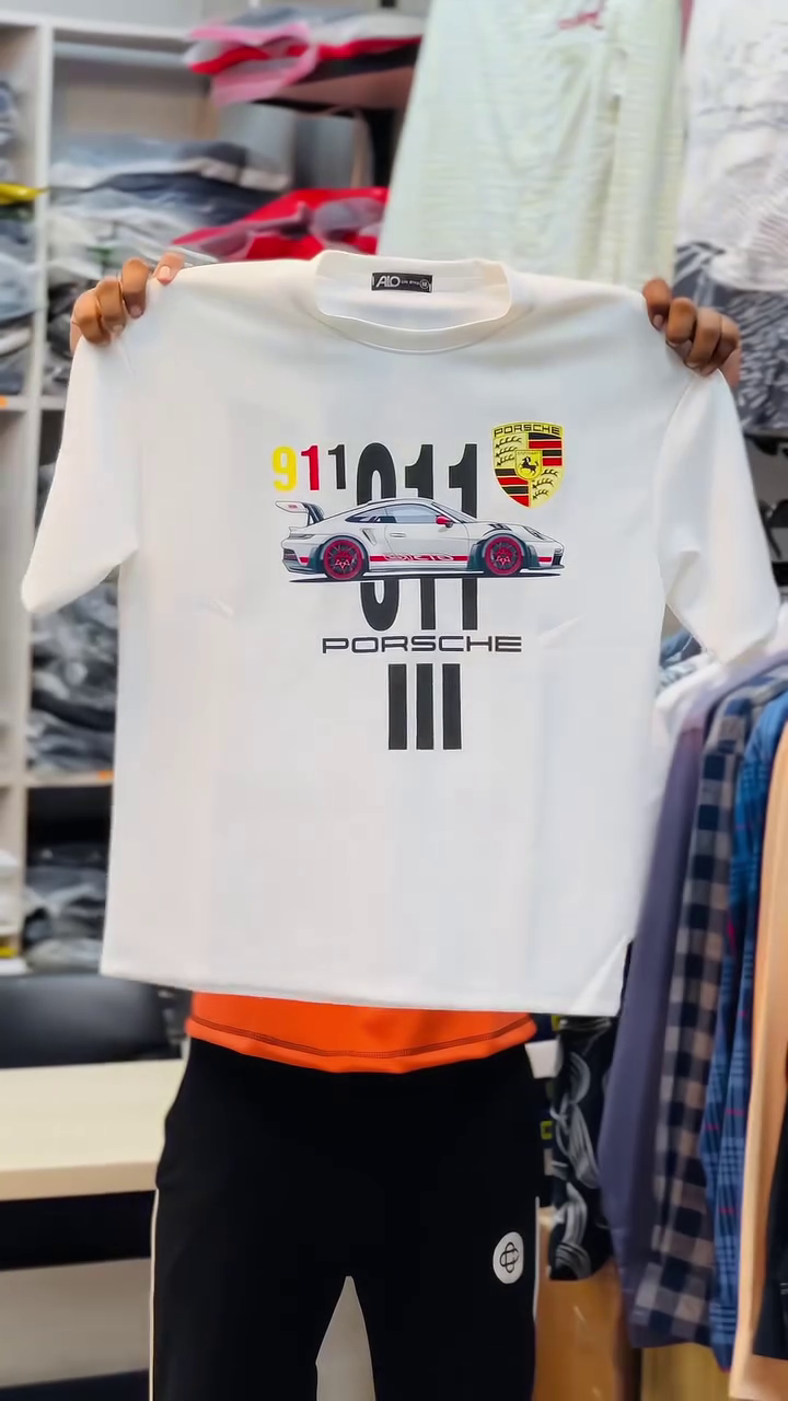 🏎️🤍 Boys’ White Short-Sleeve Racing Graphic T-Shirt with Red Sports Car Illustration, Large Number Print and Motorsport-Inspired Front Design