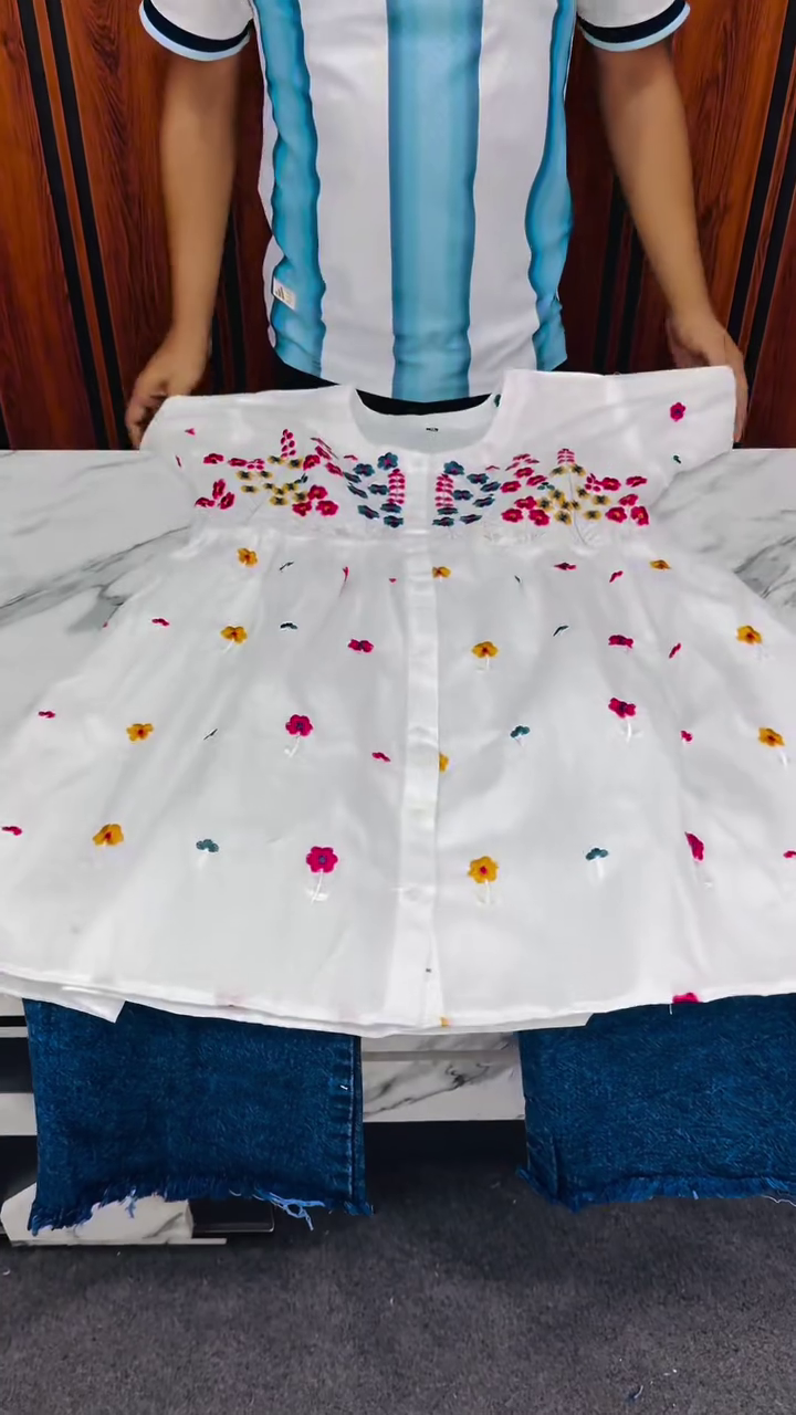 🤍🌼 Girls’ White Floral Embroidered Empire-Waist Tunic Top with Colorful Flower Detailing and Long Sleeves