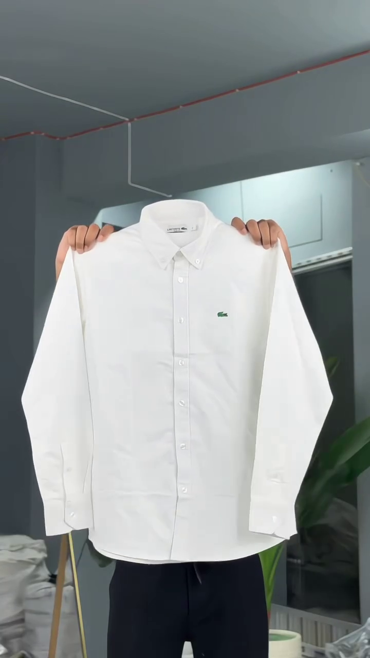Men’s Premium Light Blue Classic Button-Down Full-Sleeve Formal Shirt with Structured Collar, Adjustable Cuffs, Minimal Chest Emblem & Smart Tailored Silhouette 💙👔✨