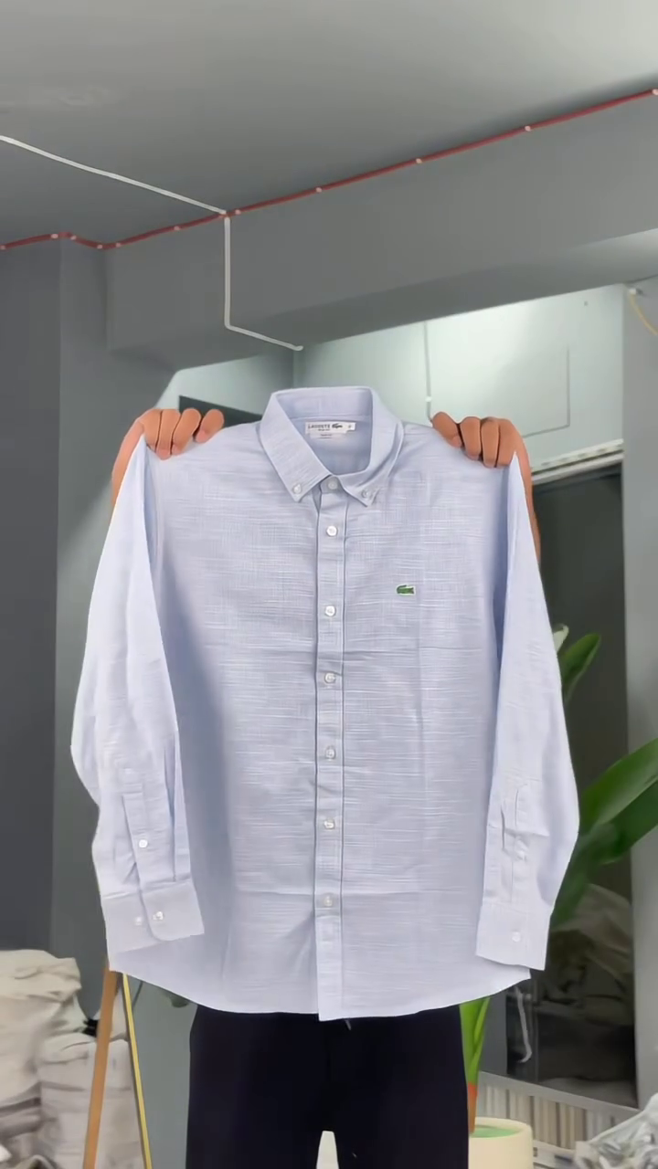 Men’s Premium Light Blue Classic Button-Down Full-Sleeve Formal Shirt with Structured Collar, Adjustable Cuffs, Minimal Chest Emblem & Smart Tailored Silhouette 💙👔✨