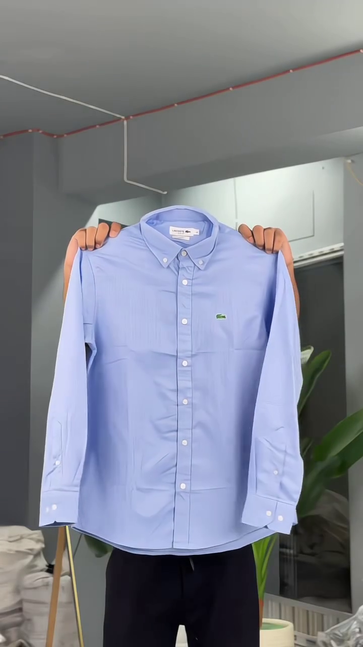 Men’s Premium Light Blue Classic Button-Down Full-Sleeve Formal Shirt with Structured Collar, Adjustable Cuffs, Minimal Chest Emblem & Smart Tailored Silhouette 💙👔✨