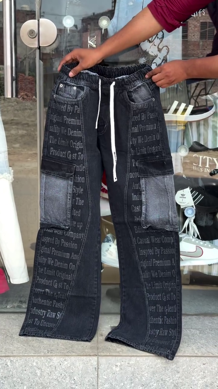 Men’s Trendy Light Blue Wide-Leg Cargo Denim Jeans with Elasticated Drawstring Waist, Oversized Utility Pockets, Full-Length Straight-Wide Silhouette & Statement Text Print 💙👖🔥