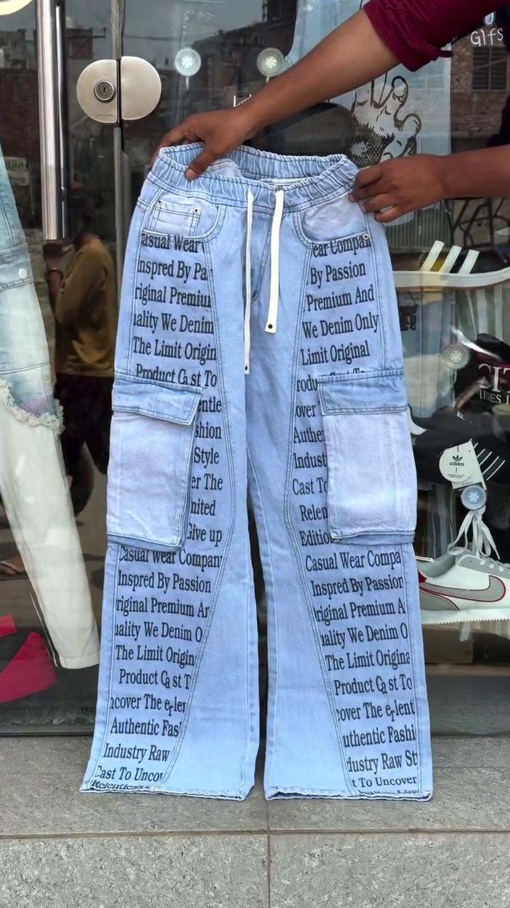 Men’s Trendy Light Blue Wide-Leg Cargo Denim Jeans with Elasticated Drawstring Waist, Oversized Utility Pockets, Full-Length Straight-Wide Silhouette & Statement Text Print 💙👖🔥