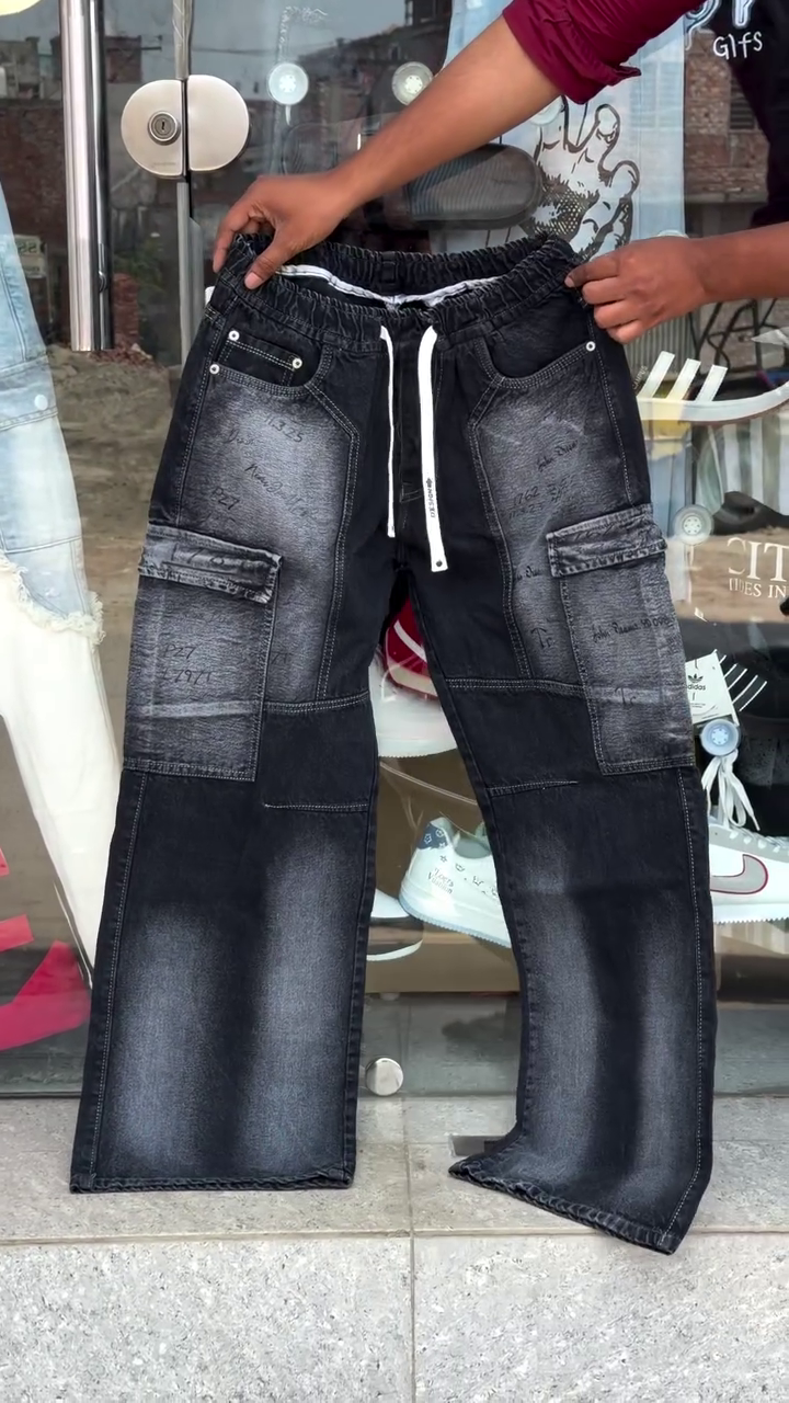 Men’s Trendy Light Blue Wide-Leg Cargo Denim Jeans with Elasticated Drawstring Waist, Oversized Utility Pockets, Full-Length Straight-Wide Silhouette & Statement Text Print 💙👖🔥