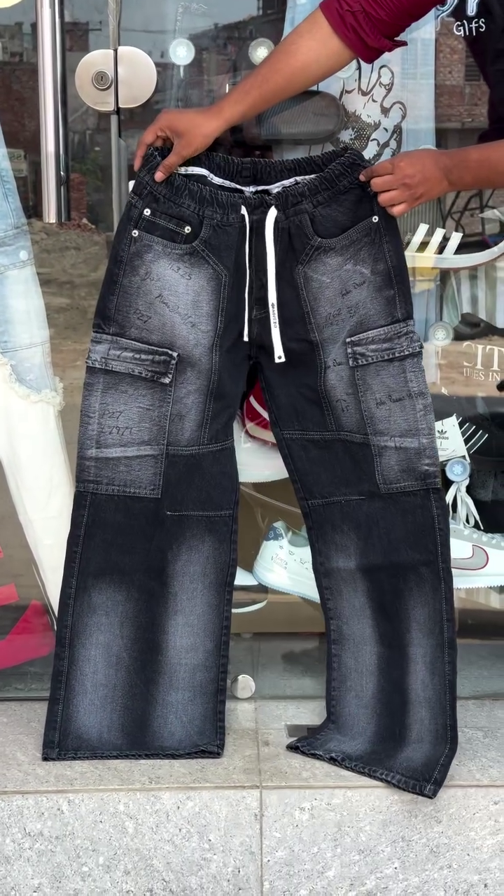Men’s Trendy Light Blue Wide-Leg Cargo Denim Jeans with Elasticated Drawstring Waist, Oversized Utility Pockets, Full-Length Straight-Wide Silhouette & Statement Text Print 💙👖🔥
