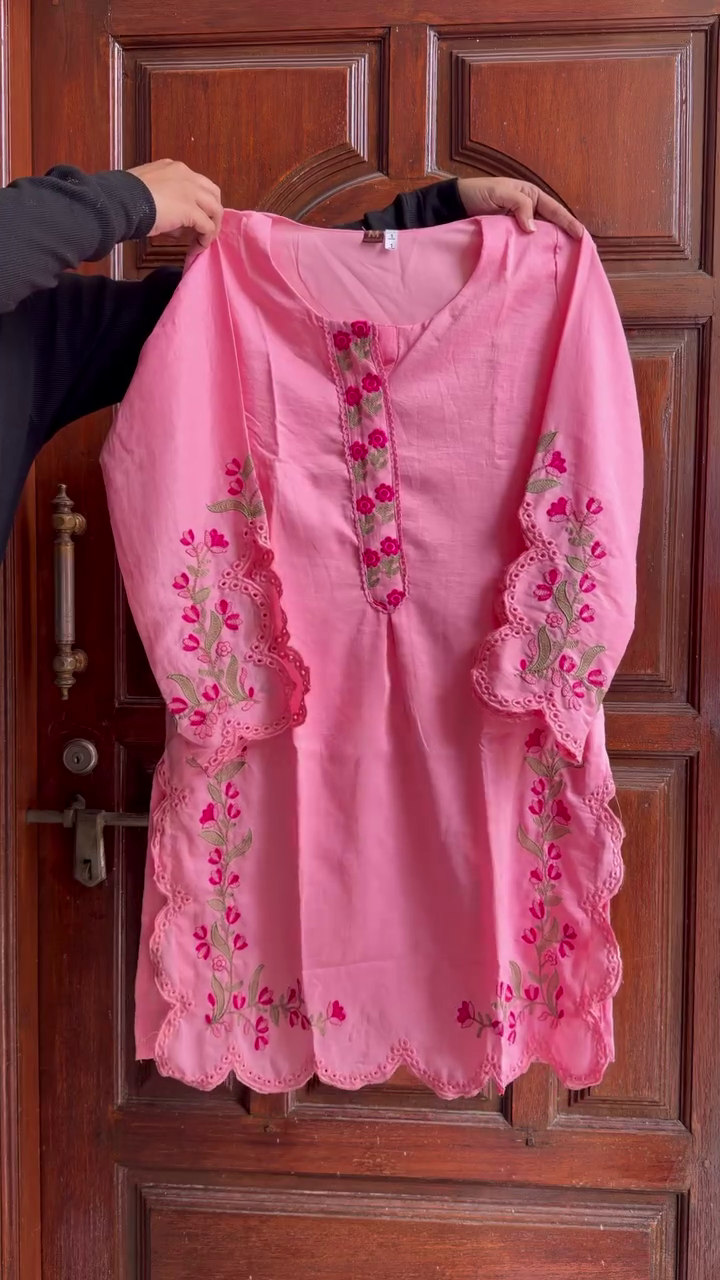 🌸👗Elegant Soft Pink Embroidered Women’s Kurti with Floral Threadwork, Decorative Neck Panel & Scalloped Hem Detailing – Graceful Ethnic & Festive Wear ✨🌺
