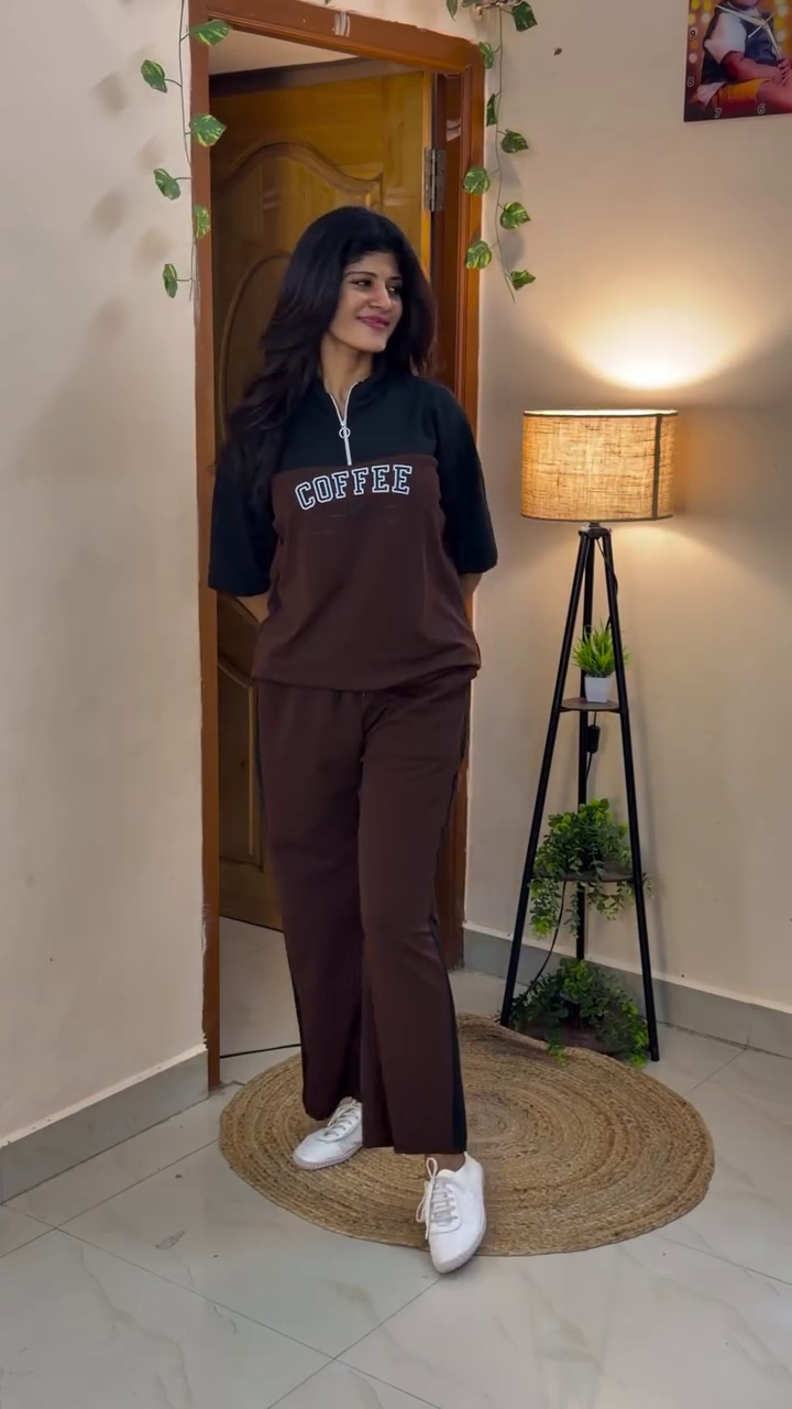 ☕🤎 Trendy Coffee Brown & Black Women’s Casual Co-Ord Set with Half-Zip Collar Top, Relaxed Wide-Leg Pants & Sporty Side-Panel Design ✨👟