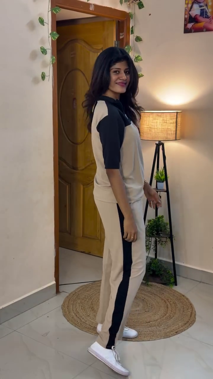 ☕🤎 Trendy Coffee Brown & Black Women’s Casual Co-Ord Set with Half-Zip Collar Top, Relaxed Wide-Leg Pants & Sporty Side-Panel Design ✨👟