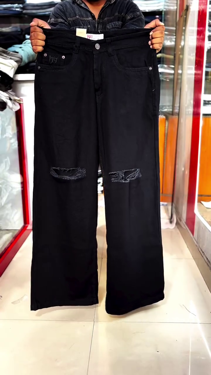 Trendy Black Relaxed-Fit Distressed Denim Jeans with Front Knee Cut Detailing, Classic Five-Pocket Construction, Button Closure & Versatile Everyday Streetwear Styling for Men 🖤👖🔥