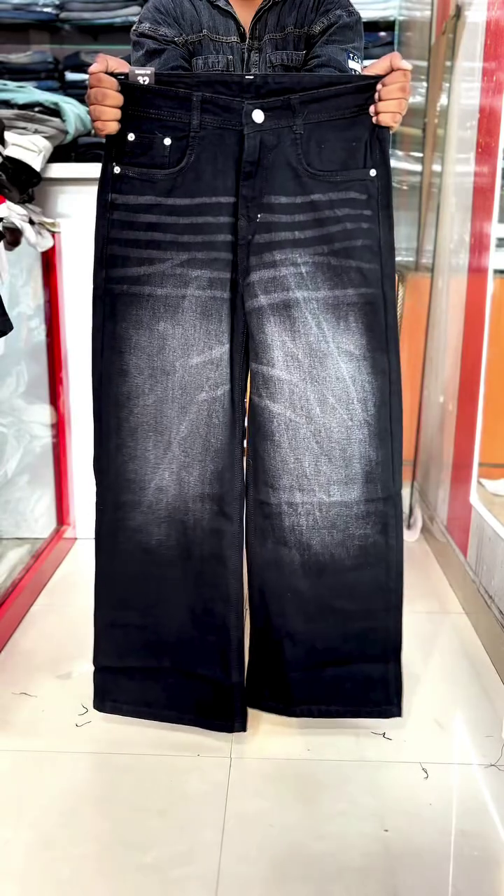 Trendy Black Relaxed-Fit Distressed Denim Jeans with Front Knee Cut Detailing, Classic Five-Pocket Construction, Button Closure & Versatile Everyday Streetwear Styling for Men 🖤👖🔥
