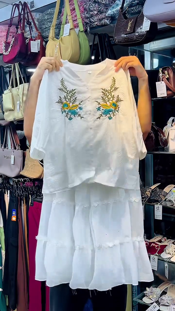Elegant White Women’s Embroidered Cotton-Style Co-Ord Set with Botanical Floral Front Embroidery, Relaxed Short-Sleeve Top, Tiered Wide-Leg Bottoms & Delicate Lace Trim for Fresh Summer and Resort Styling 🤍🌿✨