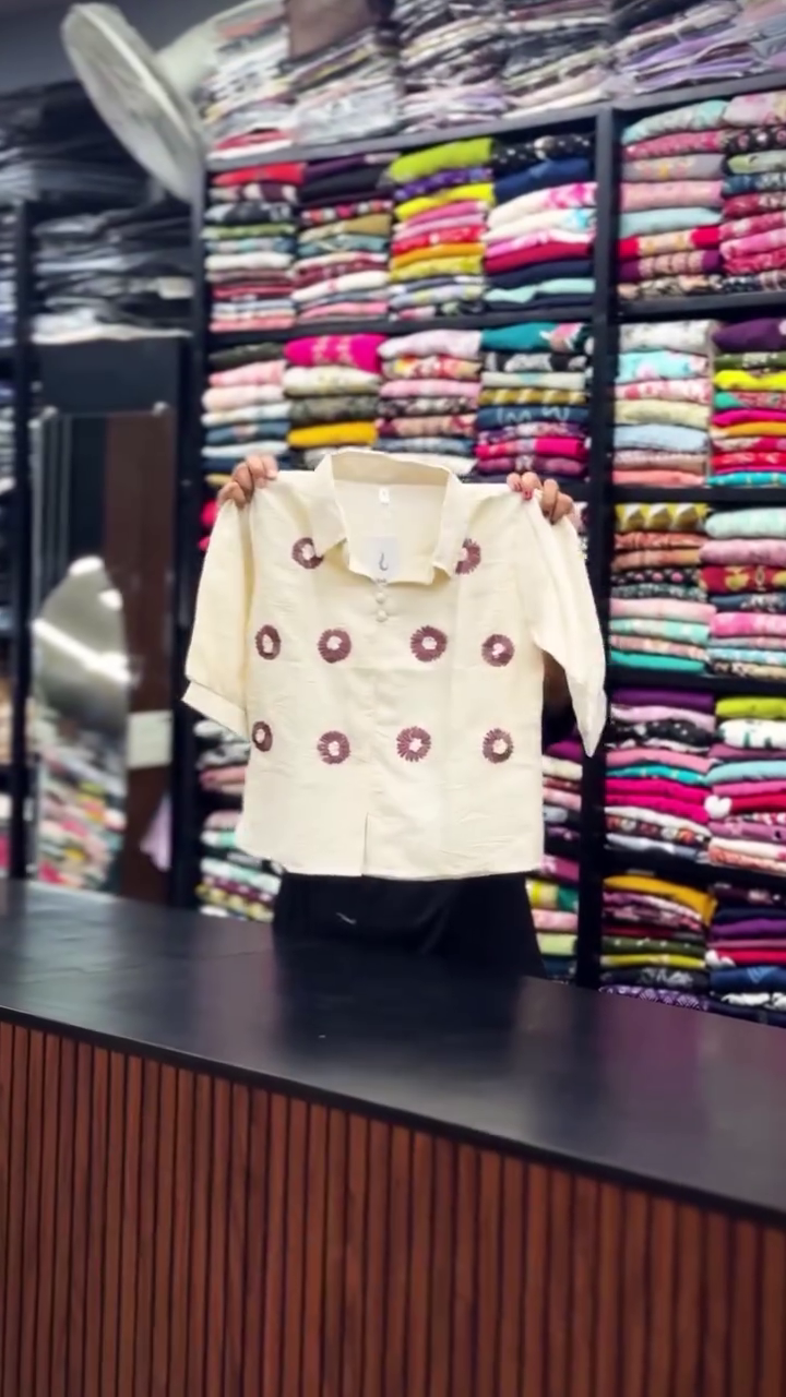 Women’s Premium Cream Short-Sleeve Floral Embroidered Casual Shirt with Elegant Collar, Front Button Closure & Artistic Decorative Motifs for Chic Everyday Styling 🌼🤍✨