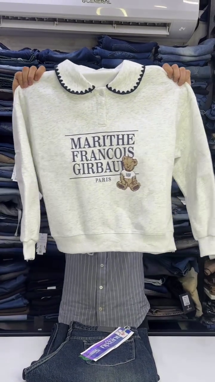 White Fleece Pullover Sweatshirt With Scalloped Collar And Parisian Teddy Bear Graphic 🤍🧸✨