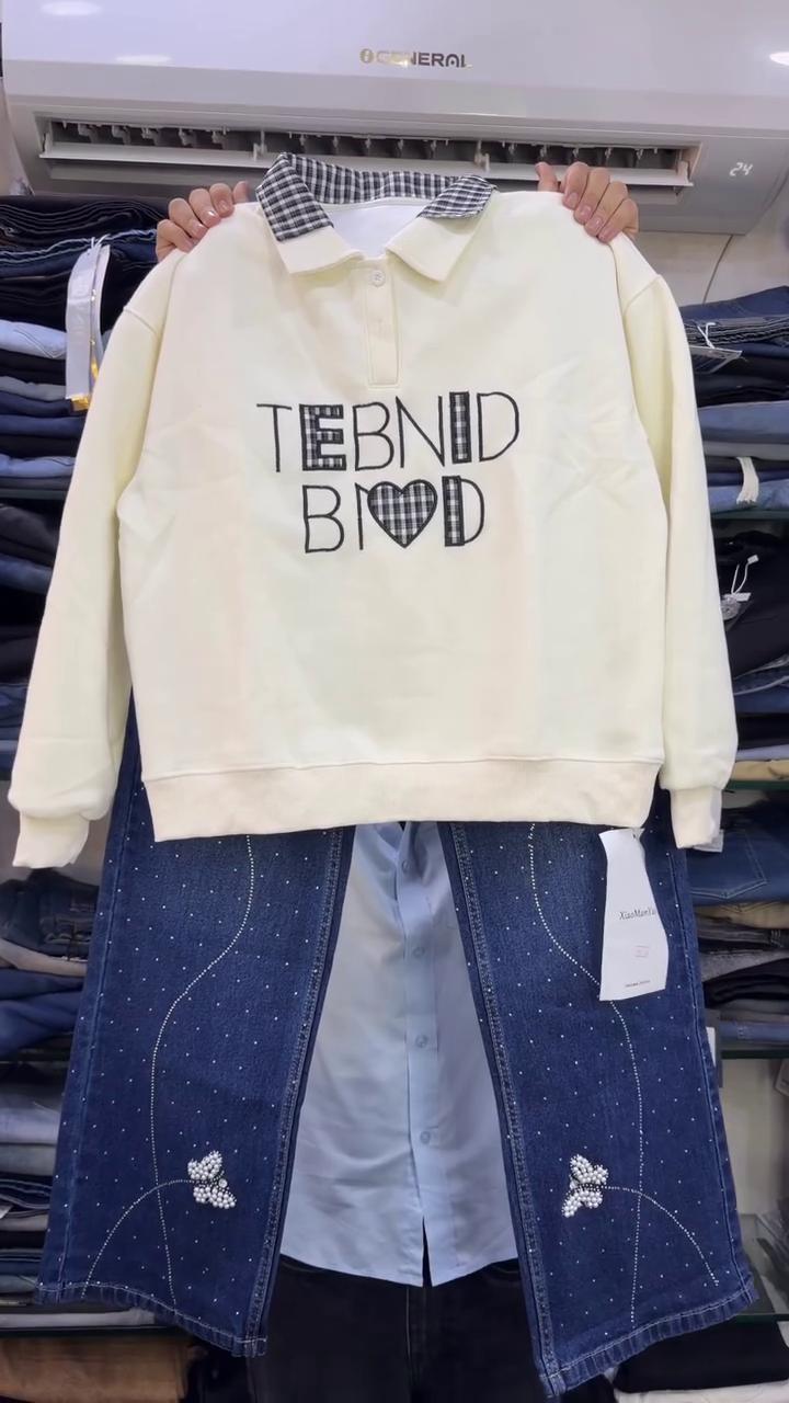 Cream-Colored Polo Sweatshirt With Black Typography And Plaid Collar Detail 🤍🖤✨