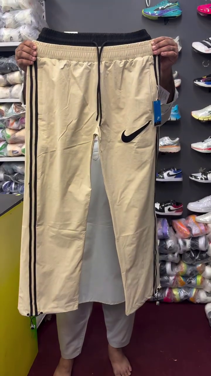 Sporty Black Track Pants With Vibrant Yellow Side Stripes And Drawstring Waistband 🖤💛👖✨
