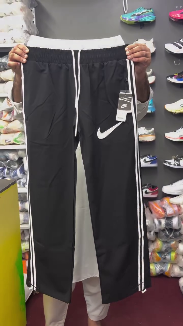 Sporty Black Track Pants With Vibrant Yellow Side Stripes And Drawstring Waistband 🖤💛👖✨