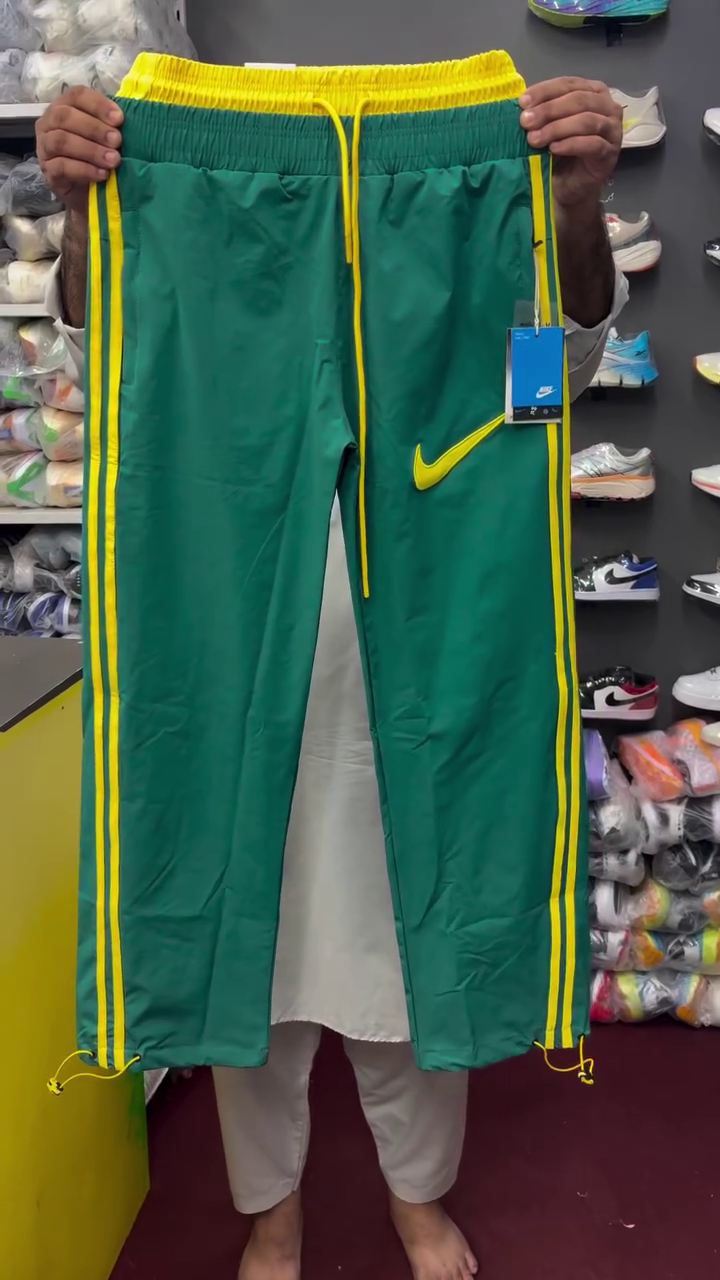 Sporty Black Track Pants With Vibrant Yellow Side Stripes And Drawstring Waistband 🖤💛👖✨
