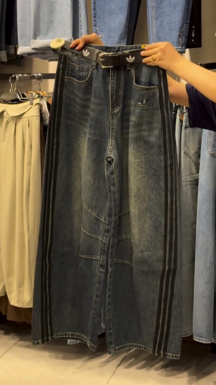 Dark Vintage-Wash Denim Wide-Leg Jeans With Side Stripes And Branded Belt 👖🖤✨