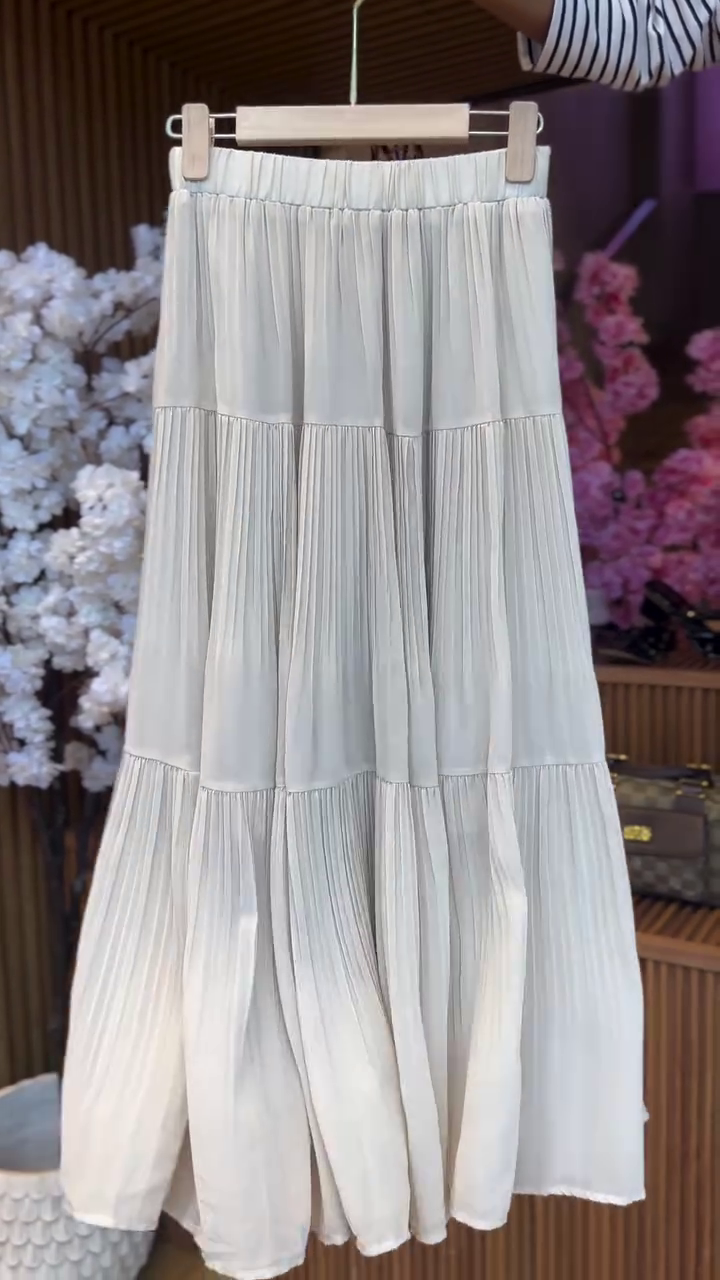 Elegant Chocolate Brown Short-Sleeve V-Neck Crop Top Paired With Cream White Tiered Pleated Maxi Skirt 🤎🤍✨👗
