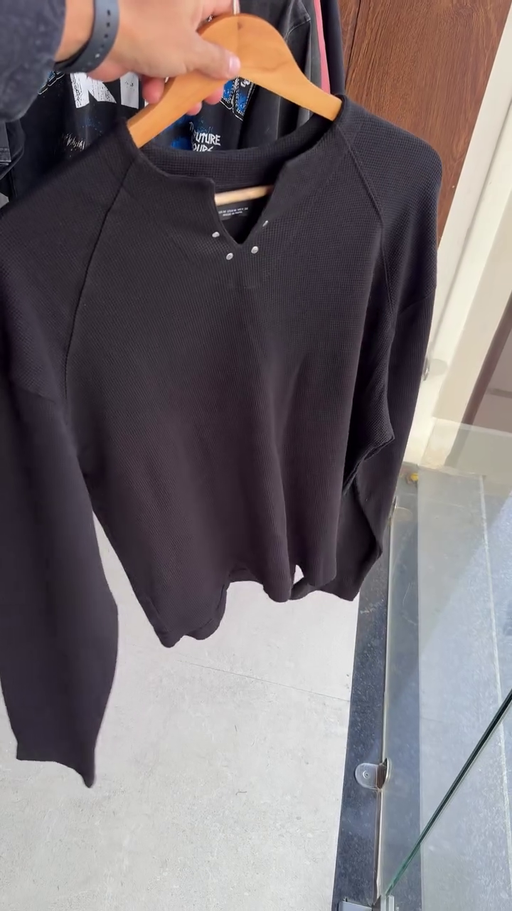 Grey Ribbed Thermal Long-Sleeve Top With V-Notch Neckline And Rhinestone Studs 🩶
