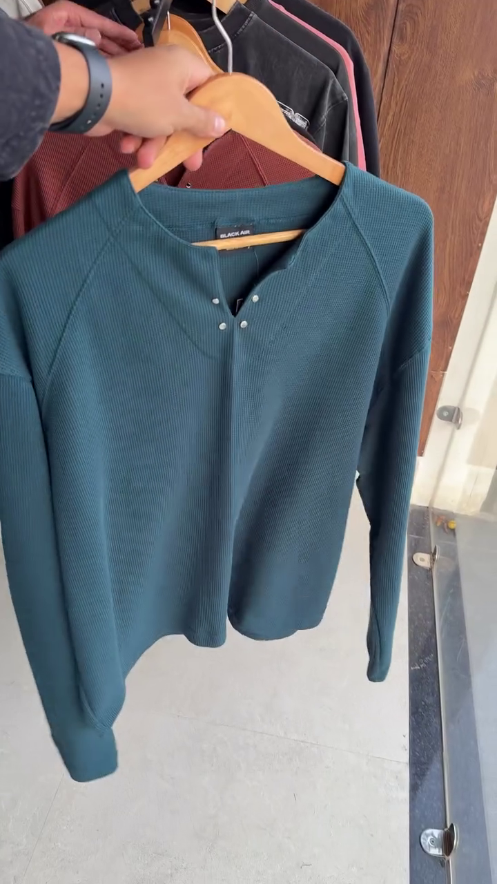 Grey Ribbed Thermal Long-Sleeve Top With V-Notch Neckline And Rhinestone Studs 🩶