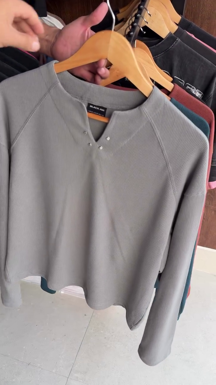 Grey Ribbed Thermal Long-Sleeve Top With V-Notch Neckline And Rhinestone Studs 🩶