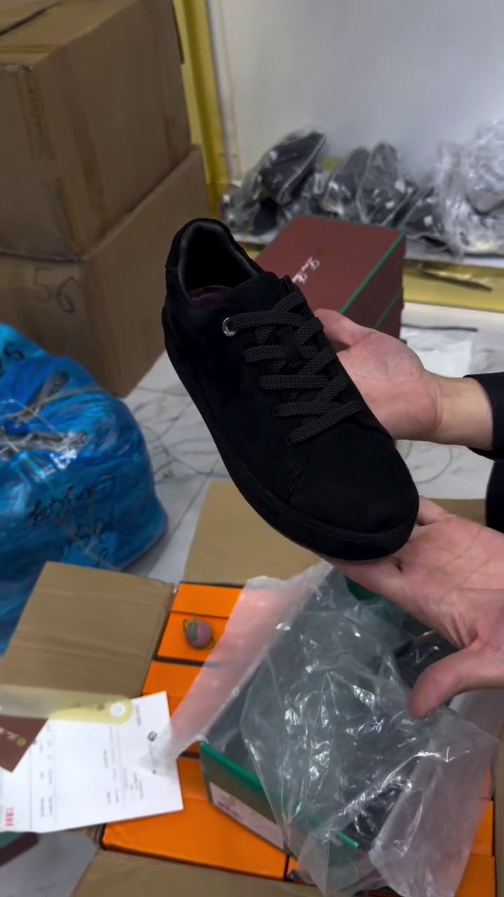 🖤 Classic Black Suede Low-Top Sneakers with Tone-on-Tone Laces✨